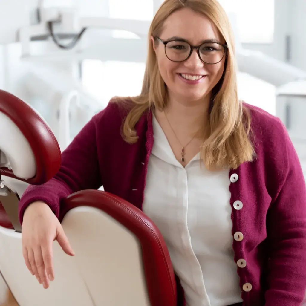 Mareen Riedel-Venturi, Beraterin für Praxisführung, in einer Zahnarztpraxis